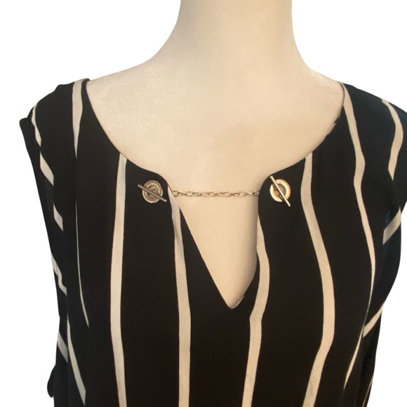 Torrid Women’s Striped Sleeveless Top Size 5X Chain Detail Black White Flowy - Picture 11 of 13